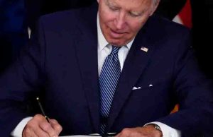 Biden restringe aún más la exportación de microchips de IA