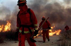 Bomberos intentan contener nuevo incendio en Los Ángeles