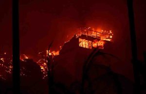 Bomberos mexicanos llegan a California para combatir incendios; gobernador agradece apoyo a Sheinbaum