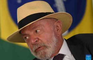 Presidente de Brasil sanciona ley para restringir uso de celulares en escuelas