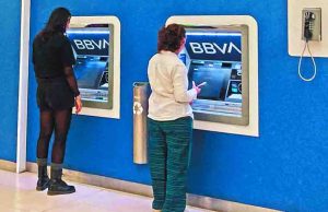 Comisiones por retiro de efectivo en cajeros bancarios siguen a la baja