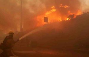 Unas 30.000 personas evacuadas por incendio en Los Ángeles