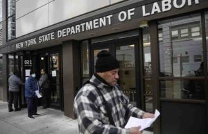 Juez federal bloquea temporalmente orden de Trump de congelar ayudas federales; medida afectaría a miles de estadounidenses