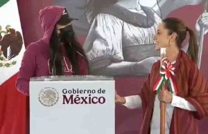 María Elena Ríos irrumpe evento de Sheinbaum; acusa a Salomón Jara de tener nexos con su agresor