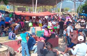 Caravana estancada en Huixtla. Foto: Amílcar García