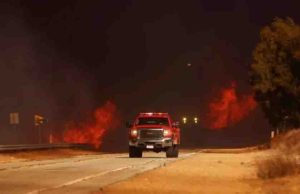 Más de 50 mil personas bajo órdenes o aviso de evacuación por incendio al norte de Los Ángeles