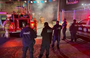Pirotecnia provoca incendio que consume vehículo en el barrio de San Diego