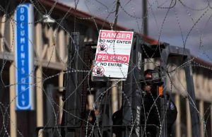 Ante retorno de Trump, EU despliega alambre de púas contra migrantes en la frontera; refuerza seguridad