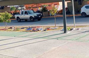 Al sol, ropa de migrantes