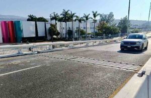 Seinfra supervisa trabajos de mantenimiento en el paso a desnivel vehicular Torre Chiapas