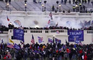 Trump cumple una de sus promesas principales e indulta a los asaltantes del Capitolio