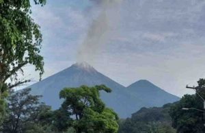 Volcán de Fuego en Guatemala con actividad de moderada a fuerte