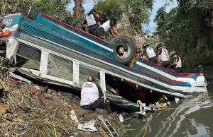 Caída de autobús a un río en Guatemala deja 51 muertos