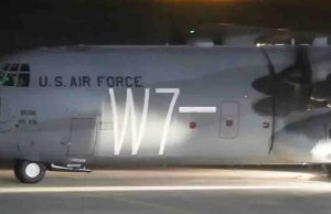 EE.UU. envía primer vuelo de migrantes presos a Guantánamo