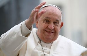 El Vaticano informó que el papa Francisco sigue en estado crítico