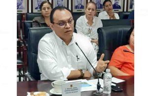 Ángel Torres asegura desconocer quién instala publicidad en puentes peatonales