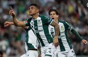 ¡Una campanada! Santos Laguna remontó ante León para quitarle el invicto