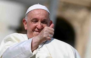 El Papa consolida mejoría tras 25 días hospitalizado; ya no está “en peligro inminente”