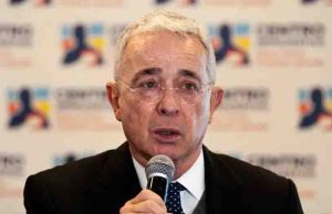 Colombia: proyectan por error video porno en juicio de Uribe