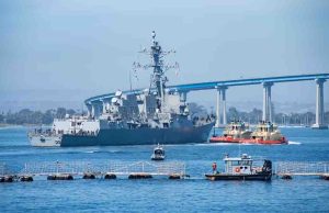 EU envía segundo destructor para operaciones cerca de México; éste cierra la pinza por el Pacífico