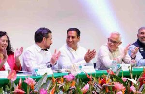 Eduardo Ramírez acompaña a Zoé Robledo al informe de actividades del titular del OOAD del IMSS en Chiapas