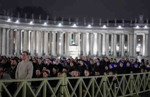 El papa sigue «estable» tras la insuficiencia respiratoria