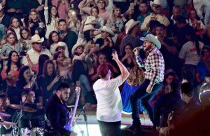 Famoso cantante de corridos admite que dio conciertos para narcos en México