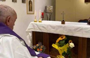 El papa Francisco deja de usar máscara de oxígeno