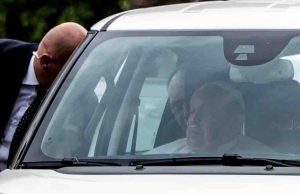 Papa Francisco regresa al Vaticano con tubos nasales para respirar; estuvo hospitalizado por neumonía 5 semanas