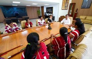Se reúne Eduardo Ramírez con integrantes del Cabildo de Oxchuc