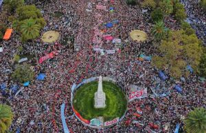 Multitudinaria marcha en Argentina a 49 años del golpe