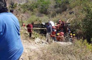 Sube a 18 el número de muertos tras volcadura de autobús de pasajeros en Oaxaca