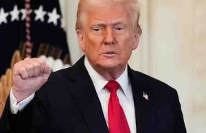 Trump dice que no bromea con postularse a tercer mandato