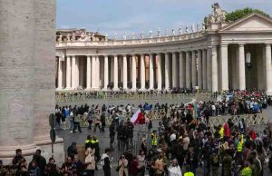 Decenas de miles de fieles dan su último adiós a Francisco
