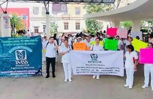 Enfermeras marchan en Tapachula; exigen justicia laboral