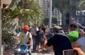 En Mazatlán, protestan ciudadanos en casa del hombre que corrió a un albañil de la banqueta