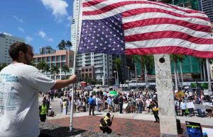 Manifestantes protestan en todo el país contra las políticas del presidente Donald Trump