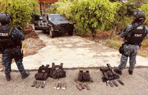 Aseguran camioneta blindada y con equipo táctico en Comalapa