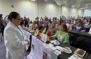 Ordena Rosa Icela investigar casos expuestos en mesas con familiares de desaparecidos