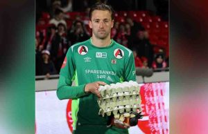 Premian al mejor jugador de un partido de fútbol con 4 cubetas de huevos