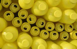 Recicla 450.000 latas y botellas en siete años y consigue comprarse una casa de dos habitaciones con 36 años