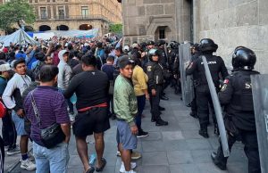 CNTE bloquea acceso a Palacio Nacional